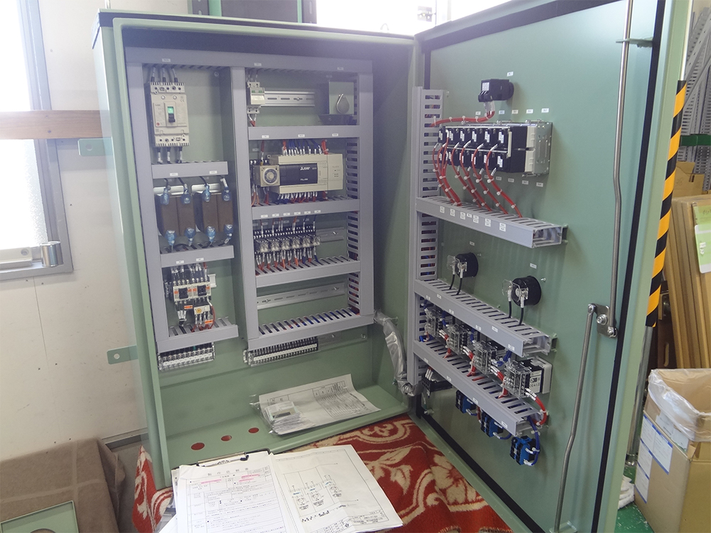 脱湿装置の大手、株式会社白川製作所様にお納めしている盤の一例